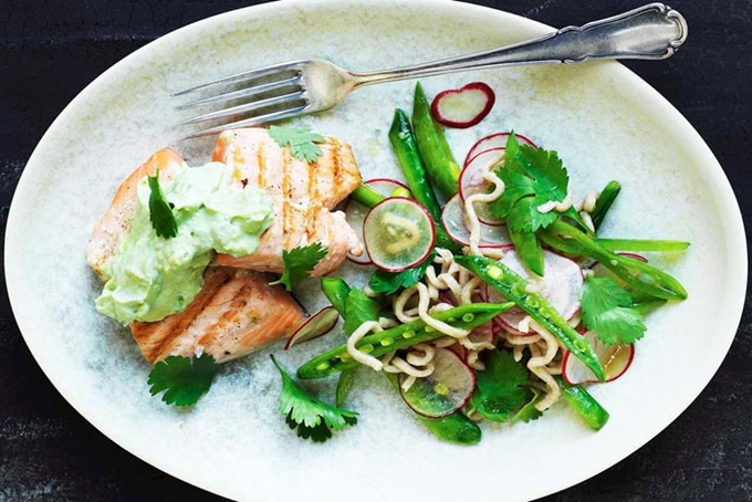 Stegt laks med nudelsalat og avocado-wasabi-dip