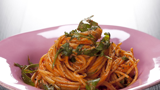 Tomatiseret pasta med rucola og parmesan