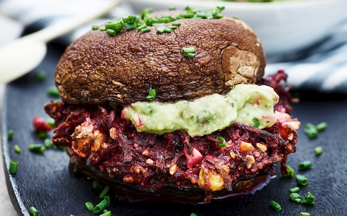 Vegetarburger bagt med guacamole