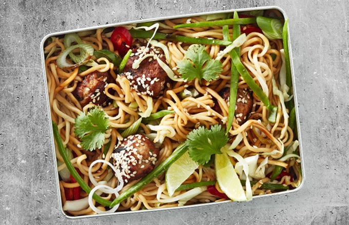 Asiatisk nudelsalat med kødboller
