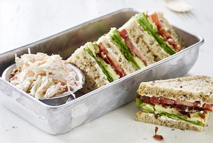 Avocado BLT med coleslaw