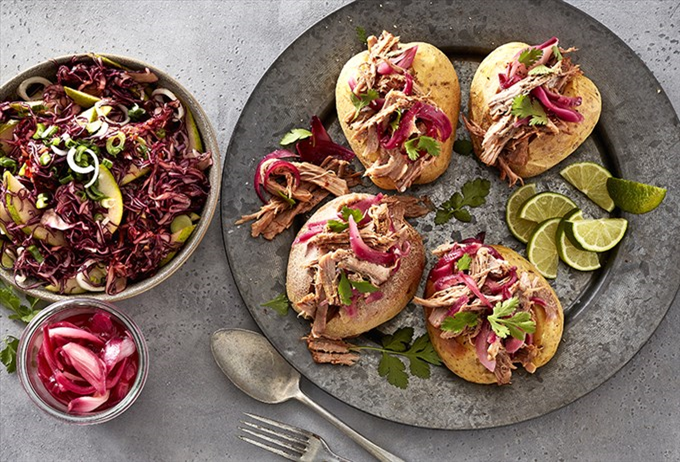 Bagt kartoffel med pulled pork, syltede løg og asiatisk salat