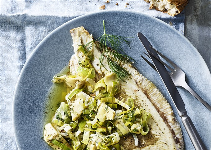 Bagt rødspætte med artiskok, citron og porre