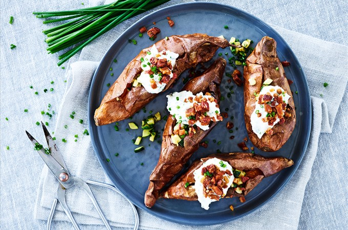 Bagt sød kartoffel med fyld af bacon, squash og gedeostcreme