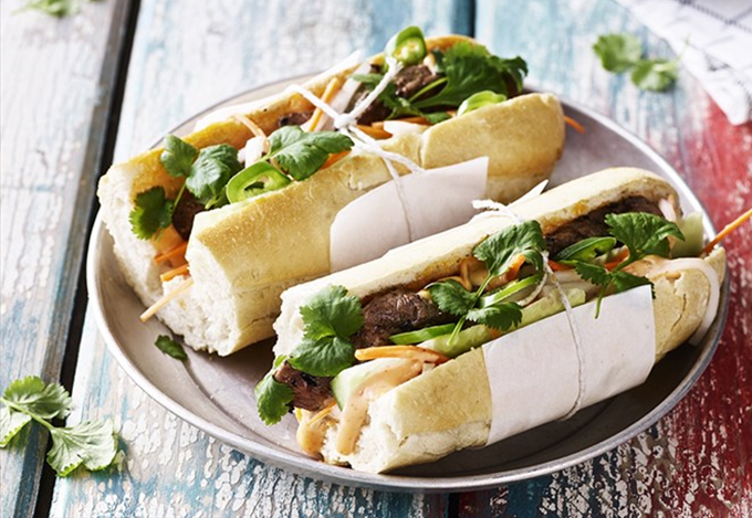 Banh mi med grillet kød og lynsyltede grøntsager