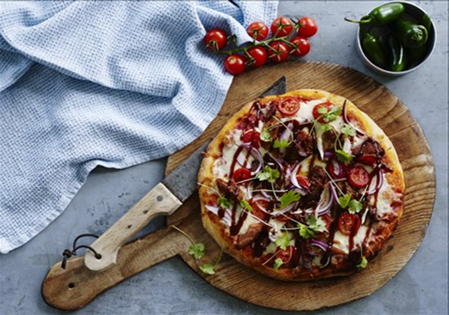Barbecue-pizza med røget svineskank