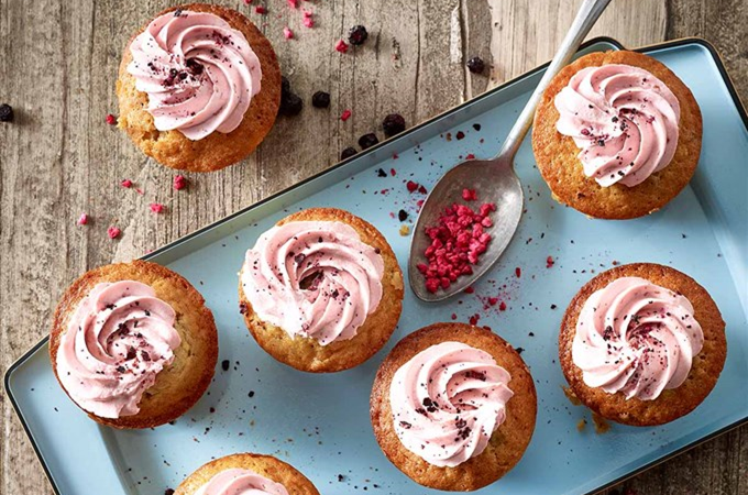 Cupcakes med frysetørrede bær