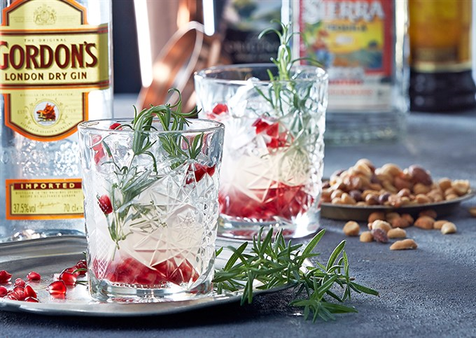 Drink med granatæble, rosmarin, lime og gin