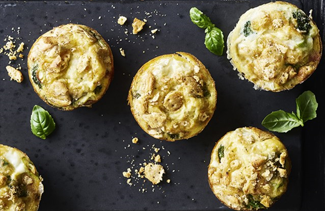 TUC-muffins med grønsager, hytteost og sprød crumble