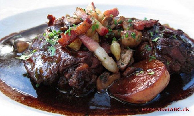 Coq au vin à la Bourguignonne