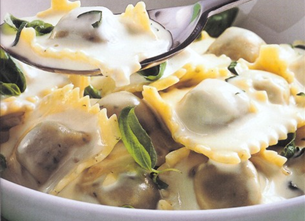 Ravioli med basilikum-flødesauce