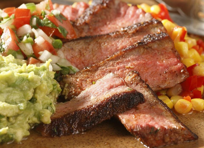 Ribsteaks med stærk BBQ-sauce og avocadosalsa