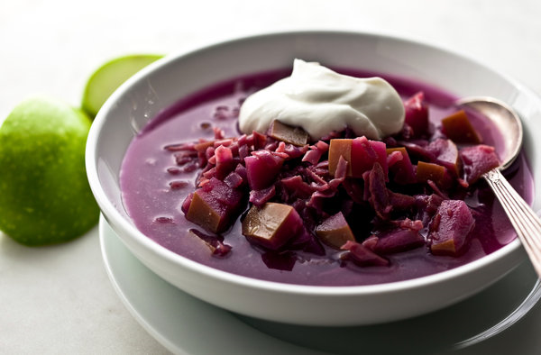 Rødkålssuppe med æbler og svesker