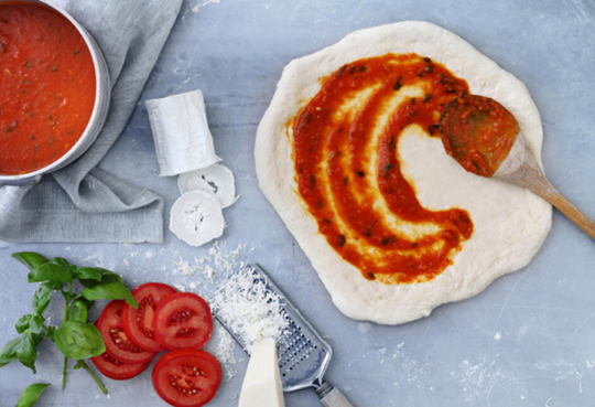 Pizza med tomatsauce – for børnekokke