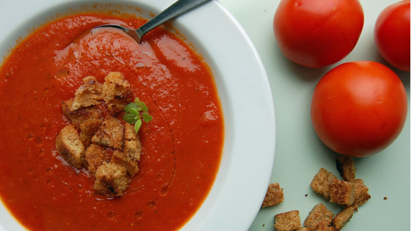 Tomatsuppe med croutoner – også for børnekokke
