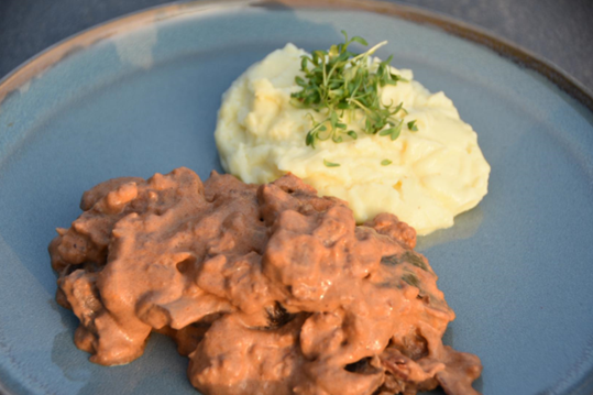 Bøf stroganoff i stegeso