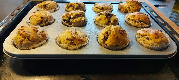 Madmuffins med tomat-, feta- og olivenfyld