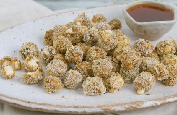 Popcorn feta med ahorn hot sauce i airfryer