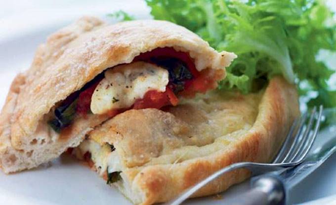 Calzone med mozzarella og basilikum