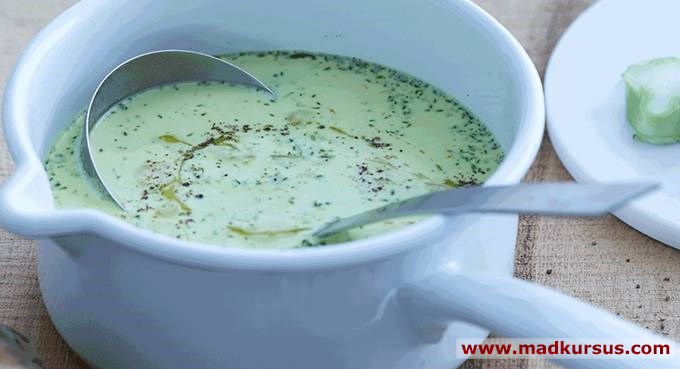 Broccolisuppe med chorizo, vindruer og mandler