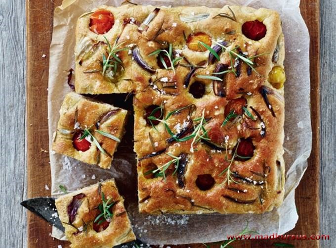 Focaccia med tomater og rosmarin