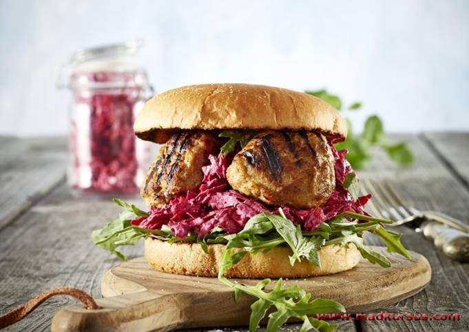 Frikadelleburger med rødbede-slaw