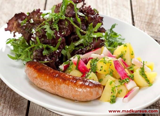 Kartoffel-radise salat med krydret pølse