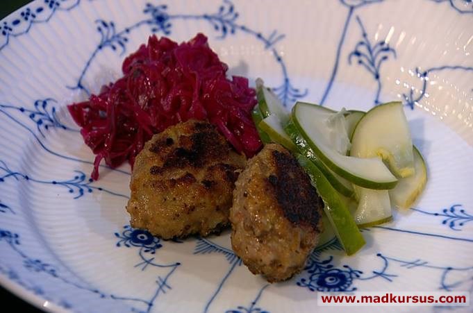 Klassiske frikadeller med surt og farsbrød med flødesovs