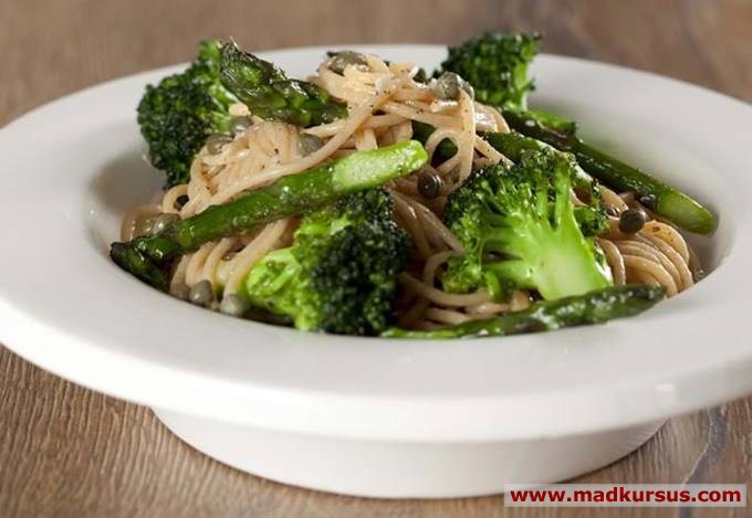 Pasta med broccoli, asparges og kapers