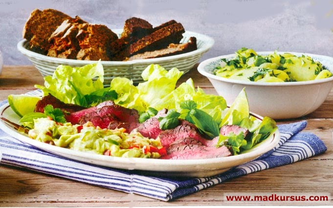 Roastbeef med guacamole og marinerede nye kartofler