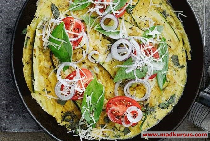 Squash frittata med løg og cherrytomater