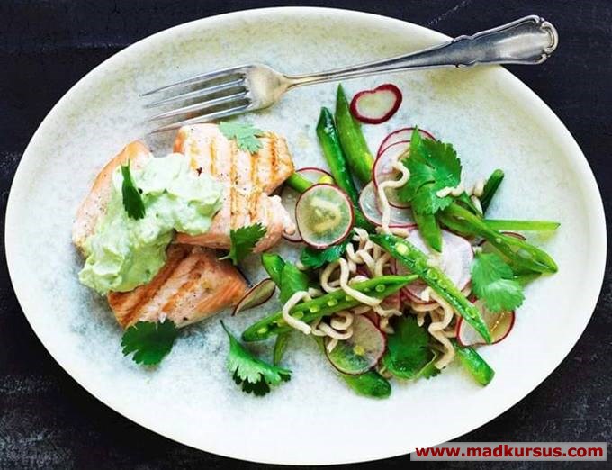 Stegt laks med nudelsalat og avocado-wasabi-dip