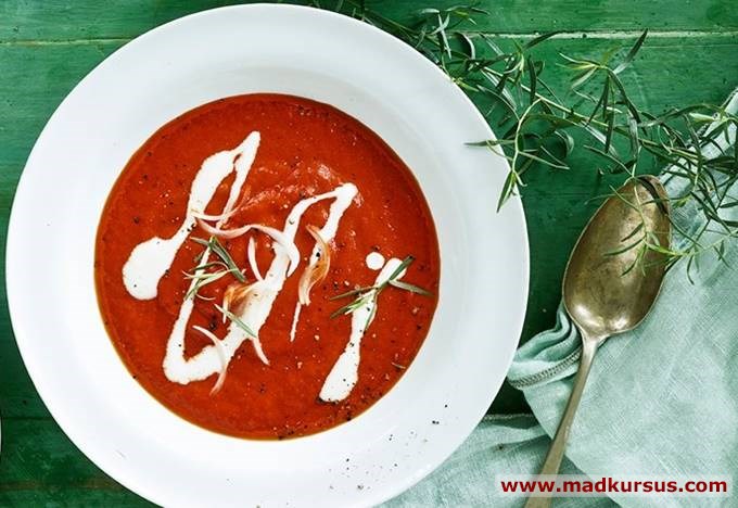 Suppe af grillede peberfrugter og tomat