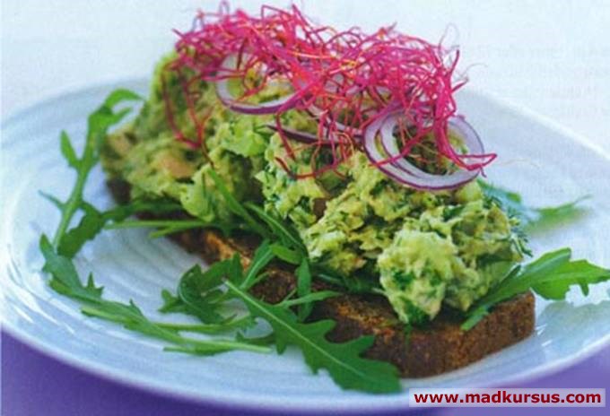 Avocado-tunfiskesalat med snackpeber