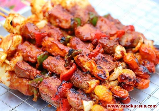 Barbecue spid med blandet kød og grønsager