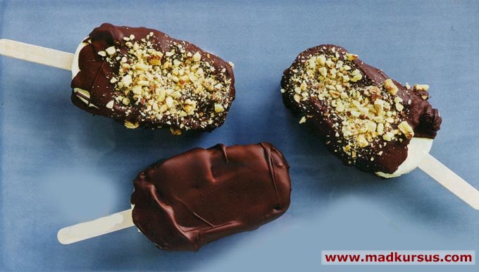 Chokoladeispinde dyppet i chokolade med nøddedrys