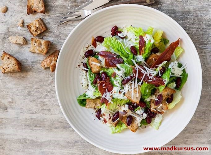 Cæsarsalat med parmaskinke og parmesanyoghurt