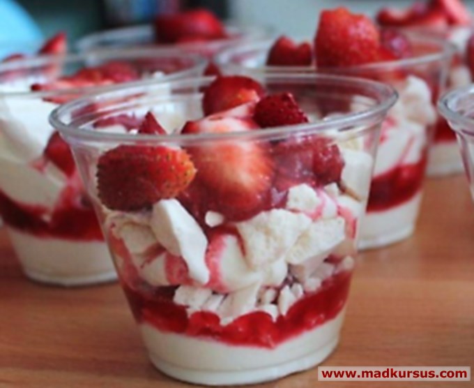 Eton mess, enkel jordbærdessert med marengs