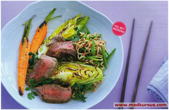 Flanksteak i salat med nudler og thai-dressing