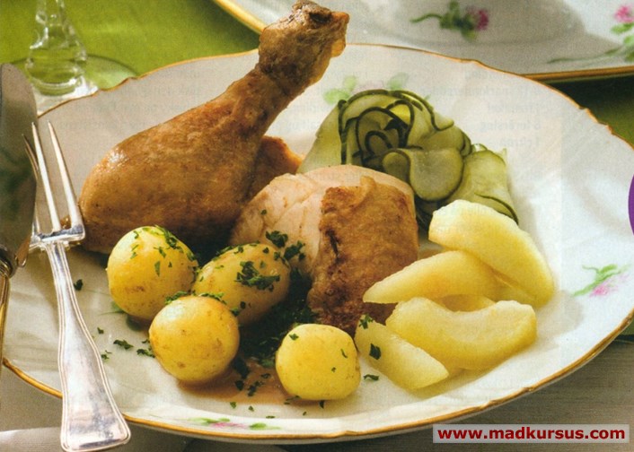 Grydestegt kylling med flødesauce, agurkesalat og æblekompot