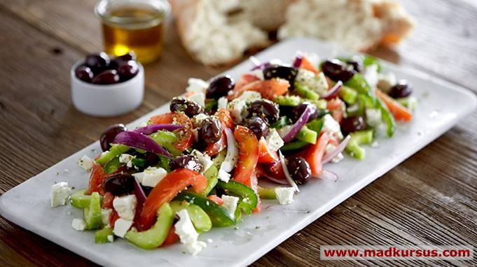 Græsk salat med grøn peberfrugt
