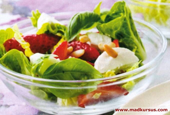 Grøn salat med jordbær, ost og basilikum