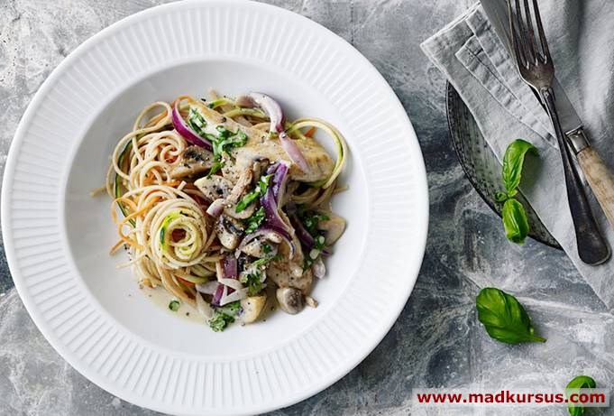 Grønsagsspaghetti med kylling i cremet svampesauce