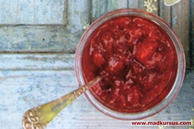Jordbær-rabarber-marmelade med hyldeblomster
