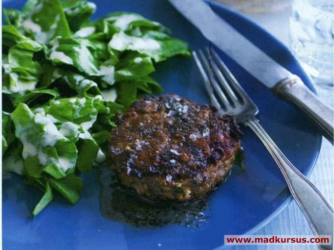 Kalvekrebinetter med kapers, nye kartofler og mormorsalat