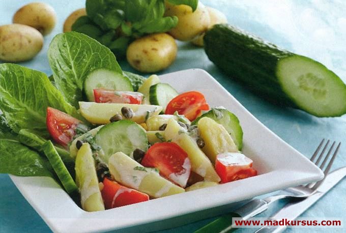 Kartoffelsalat med agurk og tomat