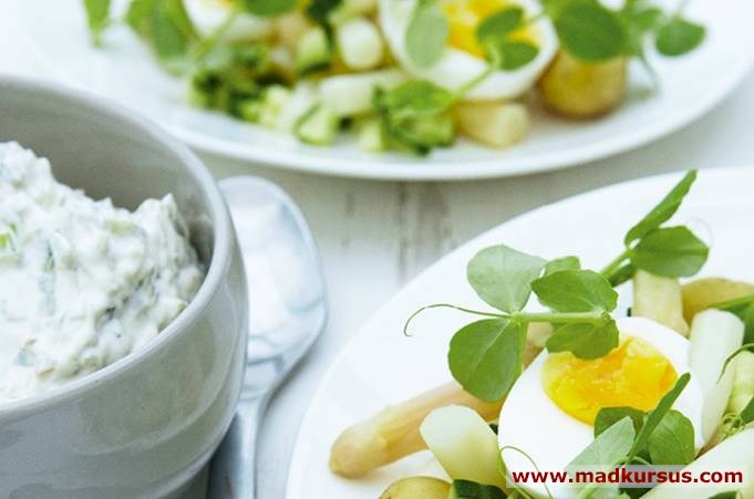 Kartoffelsalat med asparges og rygeost