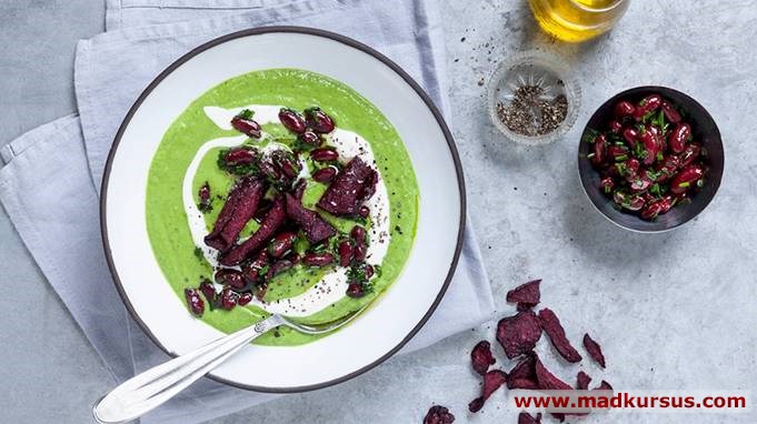 Kold avocadosuppe med røde kidneybønner og grønsagschips