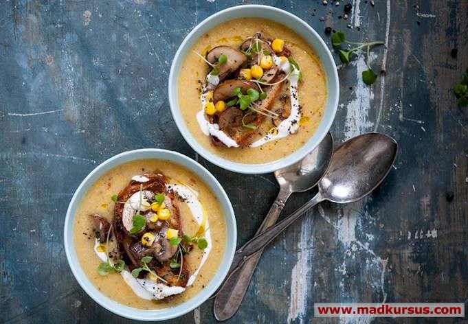 Majssuppe med svampe, bønner, ristet brød og skyr