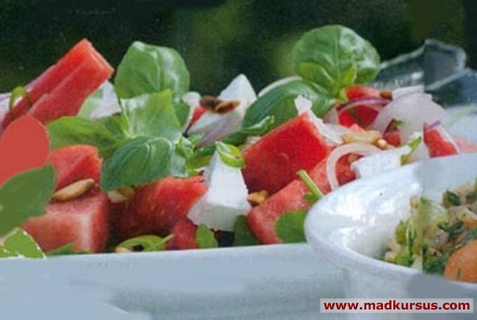 Melonsalat med feta og pinjekerner